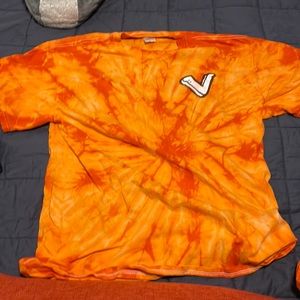 Tshirt Orange with a letter V